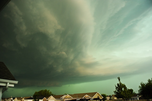 What Causes the Sky to Turn Green Before a Thunderstorm?